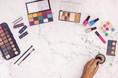 Makyaj yapmaya hazırlanan ürünleri ve kadın elini makyaj makyaj makyaj makyaj makyaj 