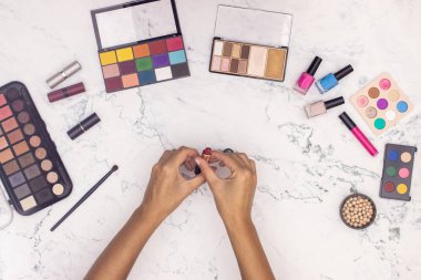 Makyaj yapmaya hazırlanan ürünleri ve kadın elini makyaj makyaj makyaj makyaj makyaj 