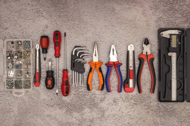 Kendiniz yapın - Masadaki inşaat araçları 