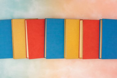 Masada okumak için renkli kitaplar 