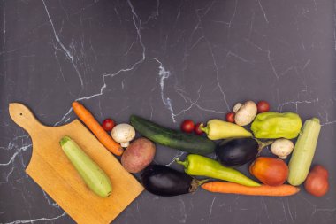 Mutfak masasında taze ve organik sebzeler 