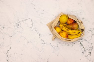 Masada alışveriş çantasında taze meyveler 