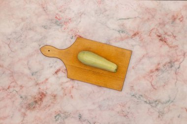 Yemek pişirmeye hazır mutfak masasında taze ve organik sebzeler