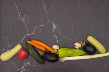 Mutfak masasında taze ve organik sebzeler 