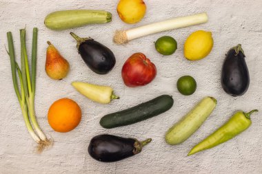 Mutfak masasında taze ve organik sebzeler 