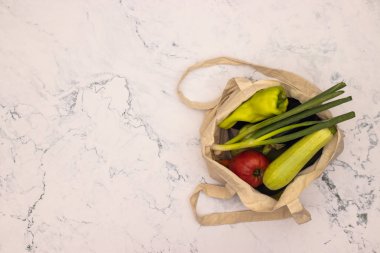 Mutfak masasında alışveriş çantasında taze sebze 
