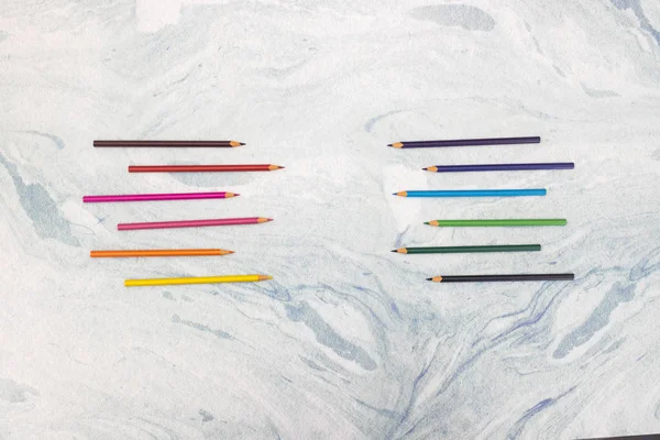 Sanat çalışmaları için masada renkli kalemler 