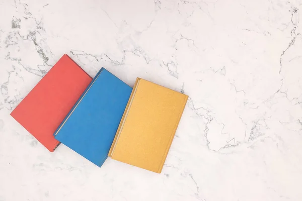 Libros Coloridos Para Leer Sobre Mesa —  Fotos de Stock