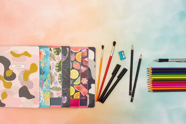 Okula dönüş - Okul ve sanat malzemeleri arka planda 