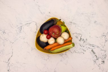 Mutfak masasında tencerede taze sebze 