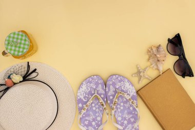 Sarı arka planda yaz ve plaj aksesuarları 