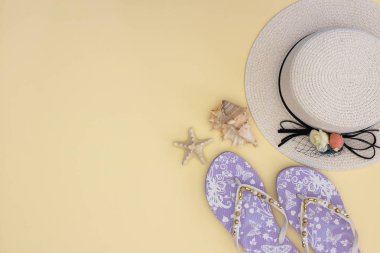 Sarı arka planda yaz ve plaj aksesuarları 