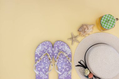 Sarı arka planda yaz ve plaj aksesuarları 