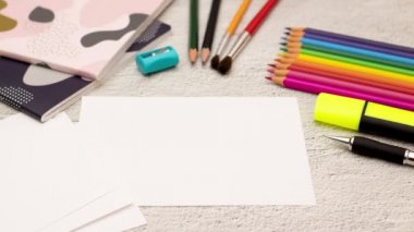 Okula kağıt ve okul malzemeleri üzerine geri yazma - Stop motion animasyon 