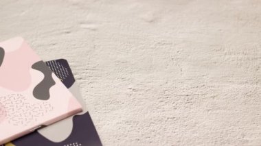 Defter ve renkli kalemlerin hareket animasyonlarını durdurun görünür ve kaybolur 
