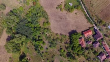 Sırbistan'da küçük bir köy ve güzel doğa ile kırsal havadan drone görüntüleri
