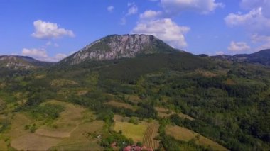 Güneşli bir günde güzel manzara ve dağ havadan drone görüntüleri 