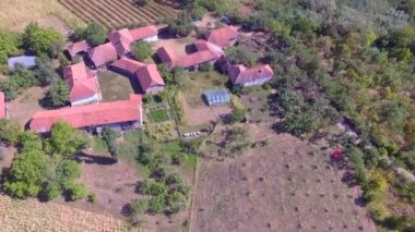 Sırbistan'da küçük bir köy ve güzel doğa ile kırsal havadan drone görüntüleri