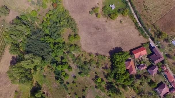 Luchtfoto Beelden Van Kleine Dorp Servië Platteland Met Prachtige Natuur — Stockvideo