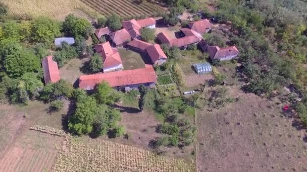 Vzdušné Záběry Malé Vesničky Srbsku Krajině Krásnou Přírodou — Stock video