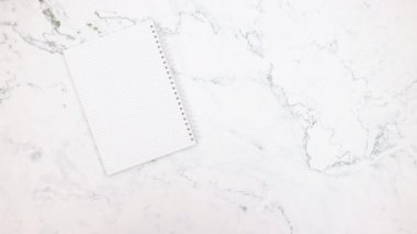 Defter, kalem, renkli kalemler, makas ve diğer okul malzemelerinin hareket animasyonlarını durdurun beyaz arka planda görünür 