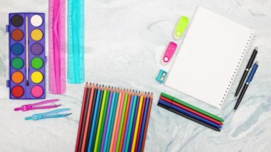 Mavi ve mor makas okul malzemeleri ile tabloda görünür - Stop motion animasyon 