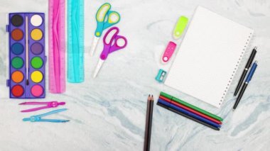 Renkli kalemler görünür ve okul malzemeleri ile çevrili kaybolur - Stop motion animasyon 