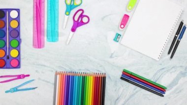 Mavi arka planda yukarı ve aşağı hareket eden okul malzemeleri - Hareketli animasyonu durdurun 