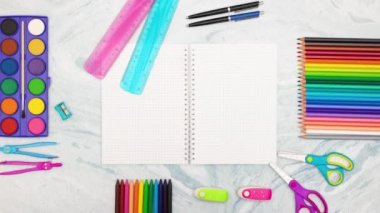 Not defterietrafında hareket eden okul malzemelerinin hareketini durdurun 