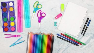 Masaüzerinde hareket eden okul malzemelerinin hareket animasyonuna dur 