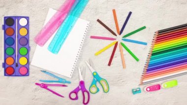 Okul malzemeleri ile çevrili hareket balmumu renkleri ve makas hareket durdurun