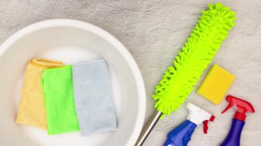 Temizlik maddelerinin ve ürünlerinin masadan hareket animasyonuna son verme 