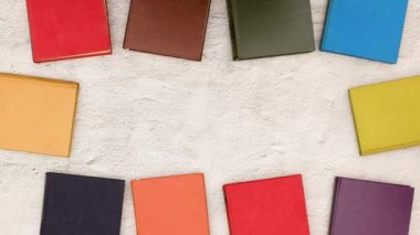 Başlık için ortada renkli kitaplar ve boş alandan yapılmış çerçevenin hareket animasyonu durdurun 