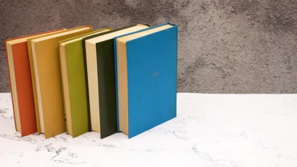 Stop Animazione Movimento Ordinare Libri Colorati Sul Tavolo — Video Stock