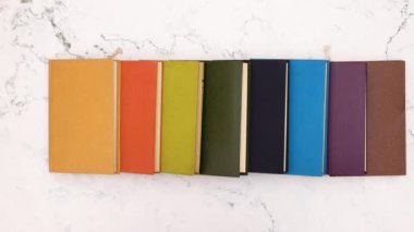 Beyaz arka plan da kitap siparişi vermenin hareket animasyonuna son verme 