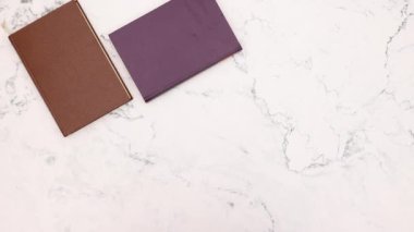 Stop motion animasyonda beyaz arka planda görünen renkli kitap 