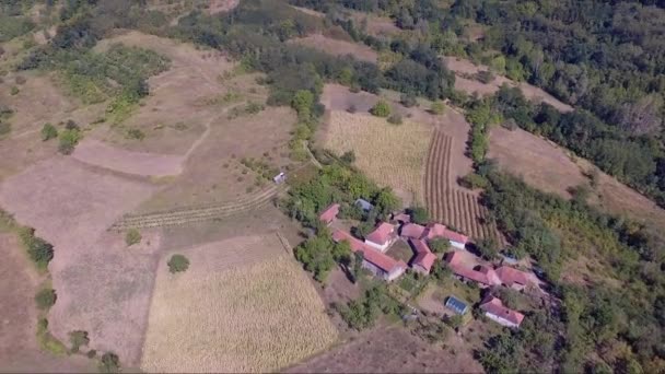 Luchtfoto Beelden Van Kleine Dorp Servië Platteland Met Prachtige Natuur — Stockvideo