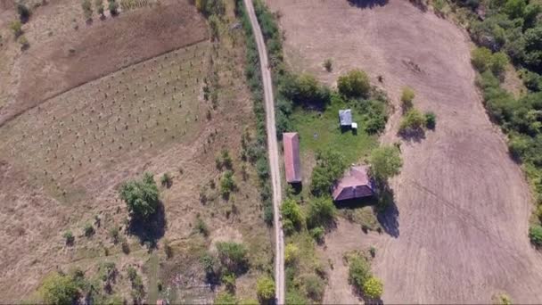 Images aériennes de drones de petit village en Serbie et de campagne avec une belle nature 