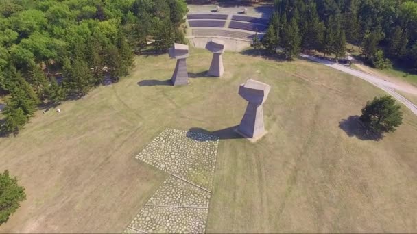 Aerial Drone Bilder Bubanj Memorial Park Serbien Med Tre Nävar — Stockvideo