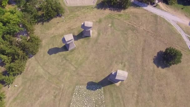 Drohnenaufnahmen Vom Bubanj Memorial Park Serbien Mit Drei Fäusten Denkmal — Stockvideo