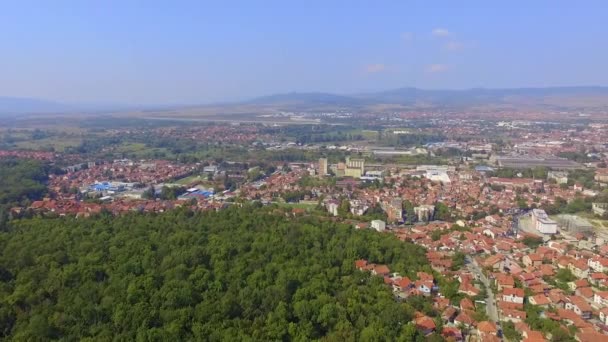 夏のセルビアの都市 ニスの空中ドローン映像 — ストック動画