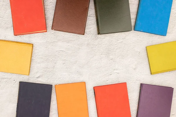 Hermosos Libros Colores Sobre Mesa Para Leer — Foto de Stock