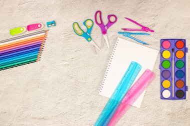 Okula geri dön - Okul malzemeleri masada 