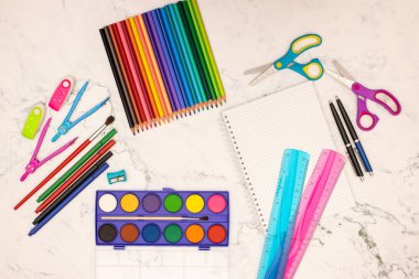 Okula geri dön - Okul malzemeleri masada 