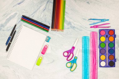 Okula geri dön - Okul malzemeleri masada 