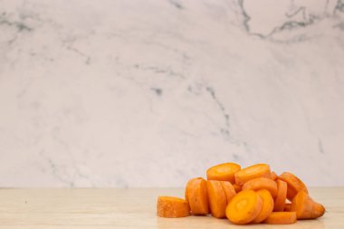 Kesme tahtası nda taze ve organik sebze yiyişiği için hazır kesim 