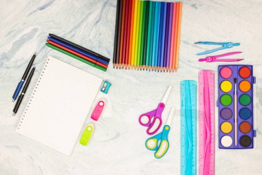 Okula geri dön - Okul malzemeleri masada 