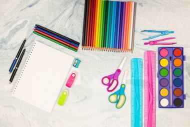 Okula geri dön - Okul malzemeleri masada 