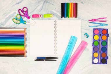 Okula geri dön - Okul malzemeleri masada 