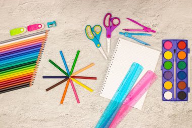 Okula geri dön - Okul malzemeleri masada 